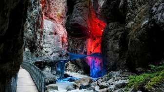 OUTDOOR - Gletscherschlucht 300 Meter hohe Felswände 