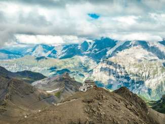 Das Schilthorn Piz-Gloria im Sommer, aufgenommen aus der Vogelperspektive