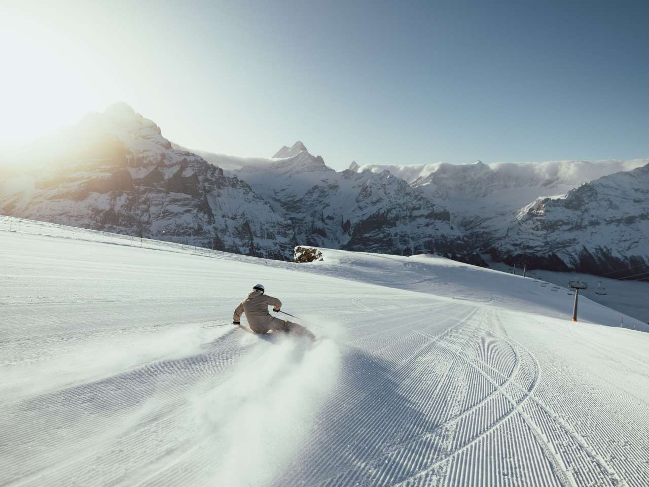 Skifahrer auf der First in der Morgensonne.