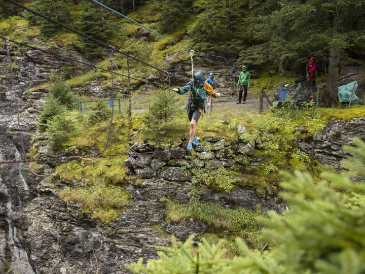 Seilbrückenbau über die Gletscherschlucht
