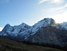 Das schneebedeckte Dreigestirn Eiger, Mönch und Jungfrau im Sommer.