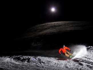 Un skieur dévale la piste éclairée du domaine skiable de Meringen-Hasliberg.