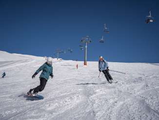 This photo series shows winter sports enthusiasts in the Grindelwald-First/Jungfrau Ski Region as they race down the snow-covered slopes amid the alpine mountain landscape. Taken in January 2024, the photos capture the simple atmosphere of a clear winter day—with vast snow-covered expanses, striking peaks, and the tranquility of nature. The Eiger, Schreckhorn, and Wetterhorn, as well as the Oberjoch ski lift, are visible in the photos.