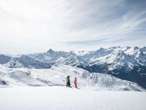 Ski- und Snowboardfahrer auf dem Hasliberg