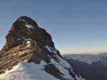 Die Silberhornhütte steht auf dem Bergkamm. 