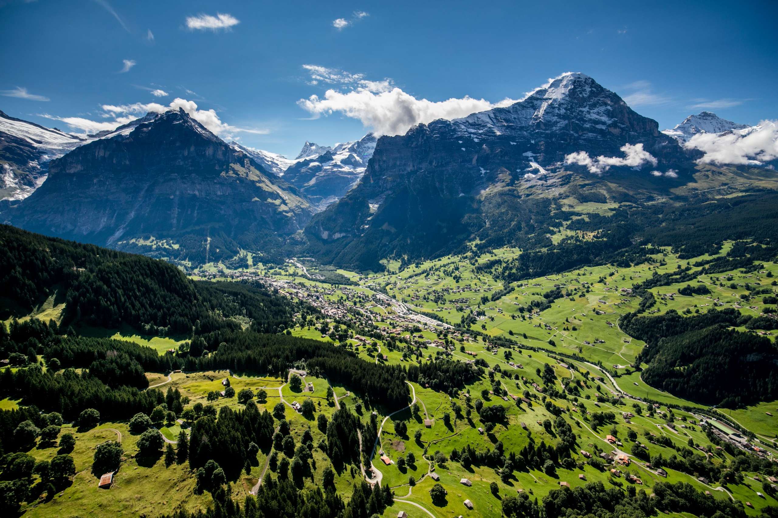 Village de Grindelwald Le village de Grindelwald vu d'en haut en été.