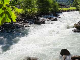 Die Lütschine fliesst durch das Lauterbrunnental.