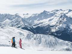 Ski- und Snowboardfahrer auf dem Hasliberg
