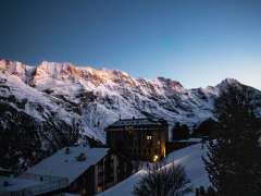 Mürren mit Panorama im Abendrot.