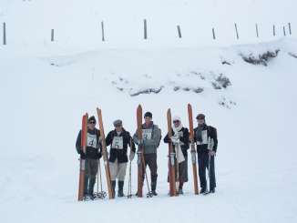 Nostalgisches Bild vom Lauberhornrennen. Die Skifahrer posieren für ein Gruppenbild.