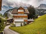 En balade dans le village piéton de Gimmelwald, perché au-dessus de la vallée de Lauterbrunnen, entre Stechelberg et Mürren.