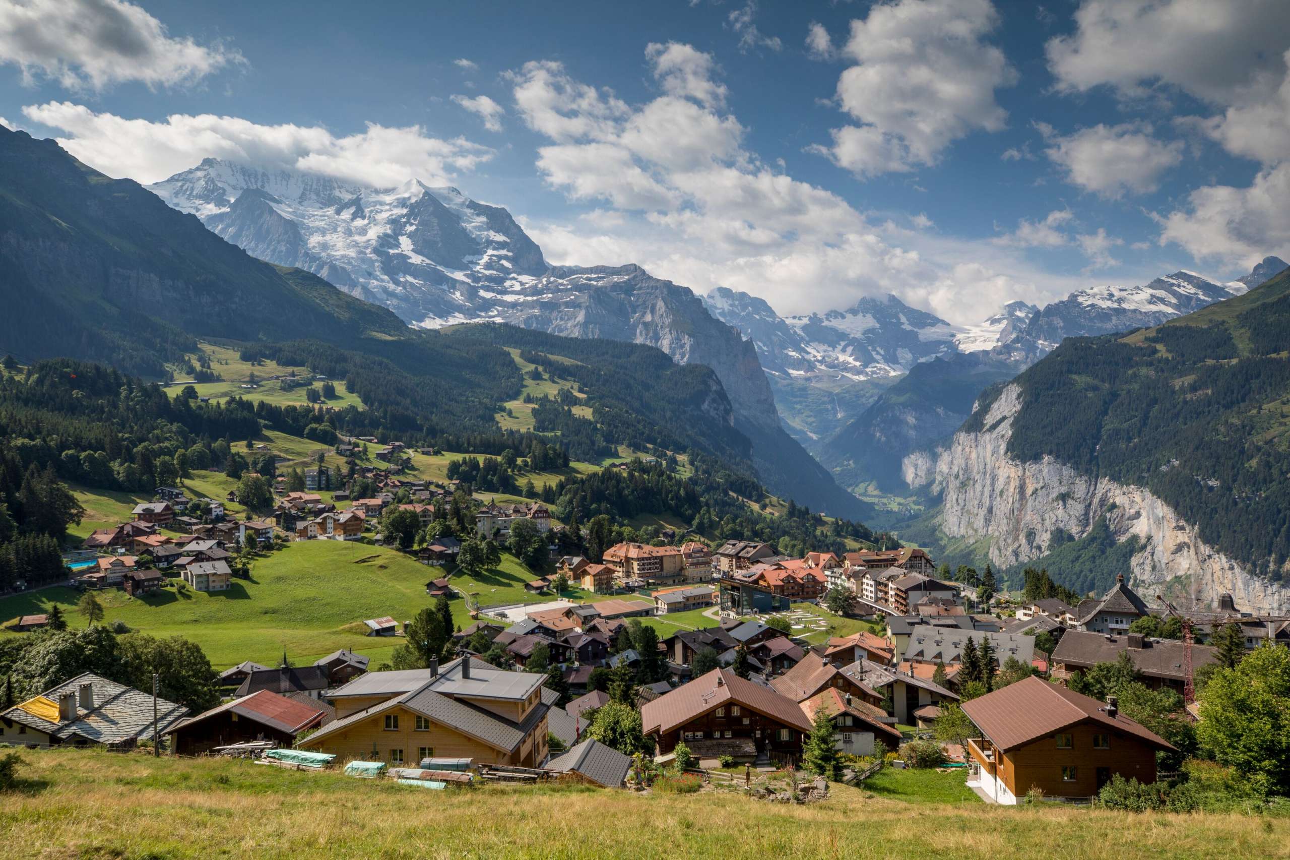 Wengen village Derrière le village estival de Wengen, on aperçoit la vallée de Lauterbrunnen et ses falaises abruptes.