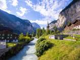 La Lütschine traverse le village de Lauterbrunnen. L'église se dresse au bord de la rivière, entre les falaises escarpées de la vallée de Lauterbrunnen.