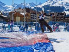 Des pistes à la neige en passant par une piscine, que ce soit à skis ou en snowboard.