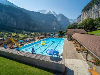 Swimming pool in Lauterbrunnen with a view of the Lauterbrunnen Valley and the Jungfrau.