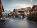 Le village de montagne de Mürren, sans voitures, en été.