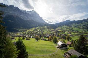Links ist der Eiger zu sehen in der Mitte bis rechts sieht man Grindelwald