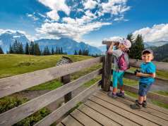 Sur la plate-forme d'observation du Muggestutzweg, les enfants regardent à travers la longue-vue.