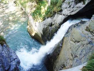 Une cascade nichée au cœur des rochers : voilà ce que sont les chutes de Trümmelbach à Lauterbrunnen.