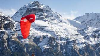 Fliegen mit Sicht auf den Eiger