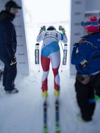 Instantané pris lors de la course du Lauberhorn à Wengen. Le skieur suivant est prêt dans la cabane de départ pour la descente.