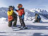 Ski- und Snowboardfahrer auf dem Hasliberg
