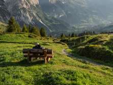 Holzbank auf der Grossen Scheidegg mit Aussicht auf Mättenberg, Eiger und das Tal von Grindelwald.