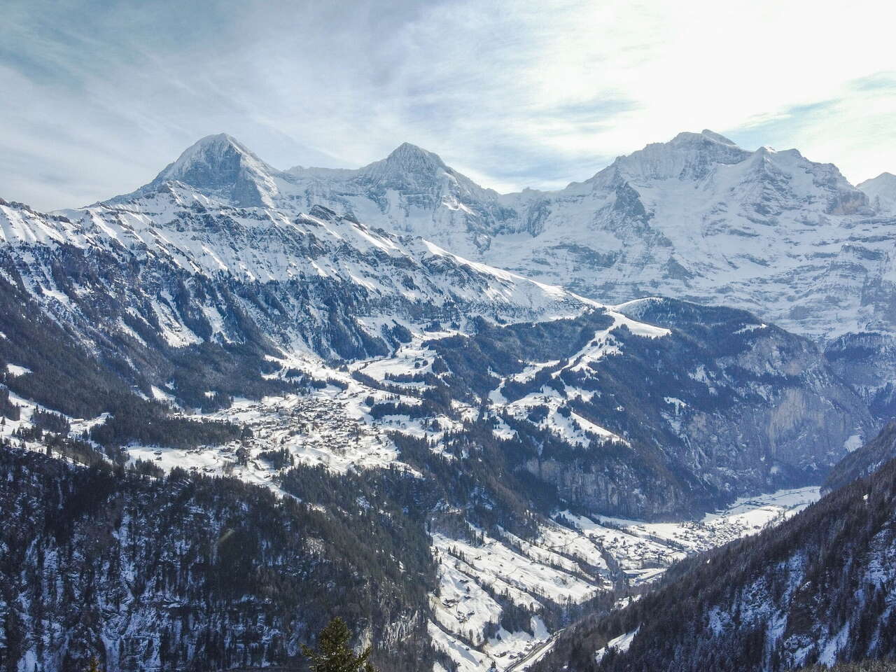 Blick ins Lauterbrunnental, auf Wengen und das Dreigestirn Eiger, Mönch und Jungfrau.