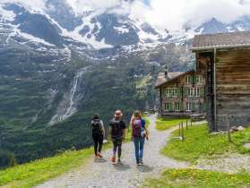 Après une belle randonnée, les randonneuses arrivent à l'auberge Obersteinberg, située au fond de la vallée de Lauterbrunnen.