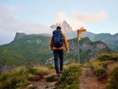Die Lobhörner vor Augen: Ein Wanderer unterwegs oberhalb von Mürren, hoch über dem Lauterbrunnental.