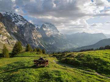 Holzbank auf der Grossen Scheidegg mit Aussicht auf Mättenberg, Eiger und das Tal von Grindelwald.