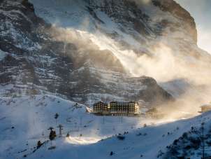 Skifahren auf der kleinen Scheidegg/Männlichen in der Jungfrauregion, Die Sonne beleuchtet den Dunst.