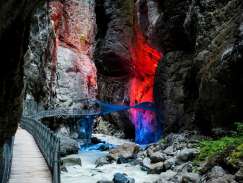 Gletscherschlucht Grindelwald im roten und blauen Licht.
