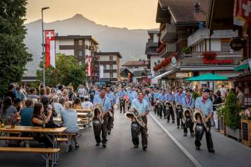 Au crépuscule, les « Trychler » traditionnels défilent dans le centre du village de Grindelwald. Avec les Alpes bernoises en toile de fond, cette coutume alpine se transforme en une expérience culturelle saisissante.
