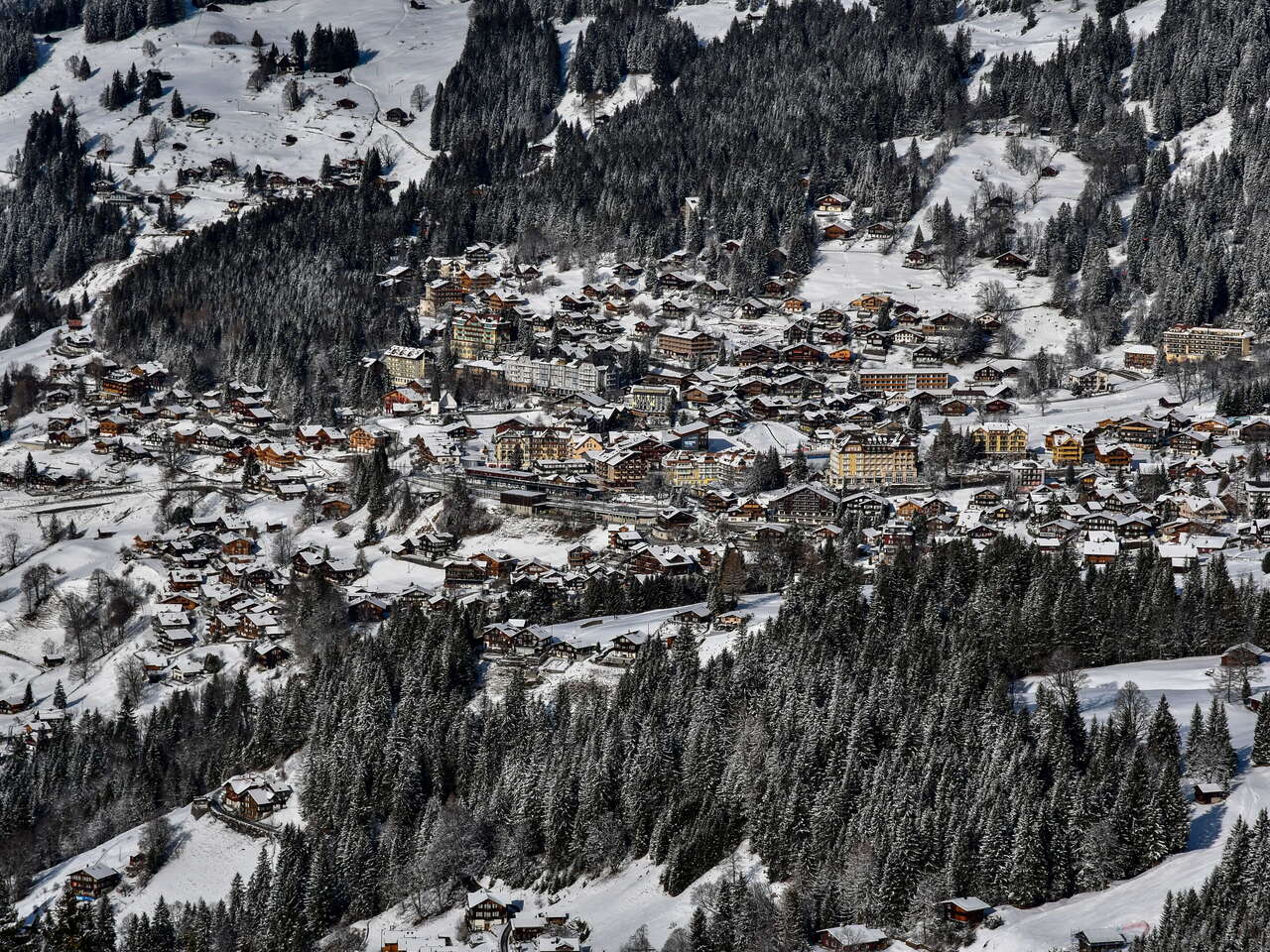 Luftaufnahme vom Wengen Dorf im Winter