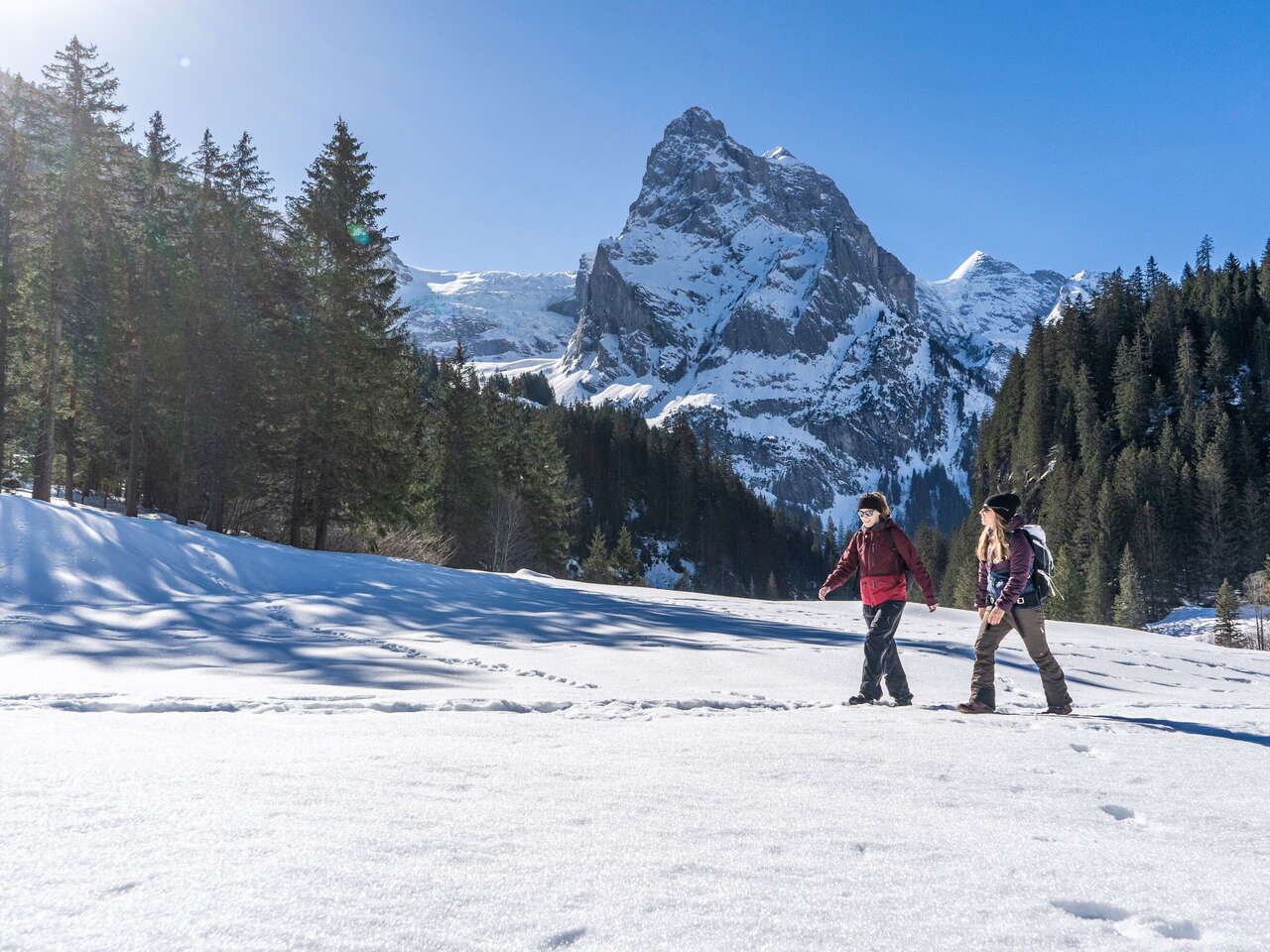 Unterwegs vor eindrücklicher Bergkulisse auf der Rundwanderung Gschwandtenmad im Haslital.