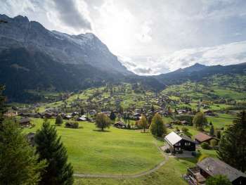 Links ist der Eiger zu sehen in der Mitte bis rechts sieht man Grindelwald
