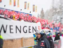 Instantané pris lors de la course du Lauberhorn à Wengen. Dans la zone d'arrivée, les spectateurs acclament les skieurs.