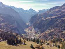 Aussicht mit dem Dorf Wengen ins Lauterbrunnental im Sommer.