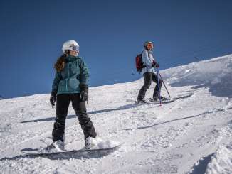 Cette série de photos montre des amateurs de sports d'hiver dans le domaine skiable de Grindelwald-First/Jungfrau, dévalant les pistes enneigées au cœur des Alpes. Prises en janvier 2024, ces photos capturent l'atmosphère épurée d'une journée d'hiver ensoleillée, avec de vastes étendues enneigées, des sommets imposants et le calme de la nature. On y aperçoit l'Eiger, le Schreckhorn et le Wetterhorn, ainsi que la remontée mécanique d'Oberjoch.