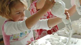 Kinder am Meringues backen