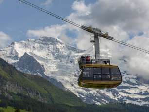 La télécabine avec sa plate-forme panoramique lors du trajet de Wengen au Männlichen. À l'arrière-plan, on aperçoit la Jungfrau enneigée.