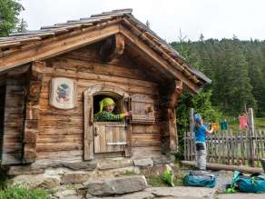 The children are playing at the Muggestutz house.