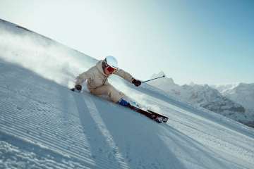 Skifahrer auf der First in der Morgensonne.