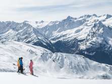Ski- und Snowboardfahrer auf dem Hasliberg