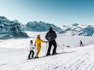 Le ski dans le domaine skiable de Grindelwald - Wengen. Le skieur fait une pause et admire le panorama sur la mer de brouillard.