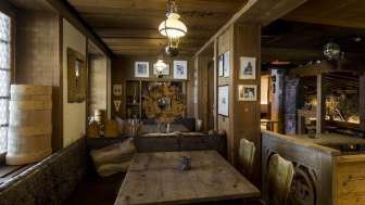 Tächi Bar Tische