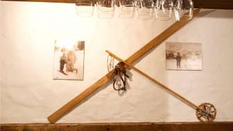 Altes Paar Ski an Wand