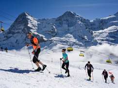 Les participants à l'arrivée du Lauberhorn Run, avec une vue imprenable sur le célèbre trio de sommets.