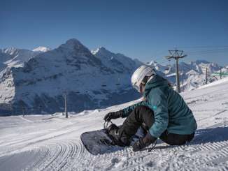 Cette série de photos montre des amateurs de sports d'hiver dans le domaine skiable de Grindelwald-First/Jungfrau, dévalant les pistes enneigées au cœur des Alpes. Prises en janvier 2024, ces photos capturent l'atmosphère épurée d'une journée d'hiver ensoleillée, avec de vastes étendues enneigées, des sommets imposants et le calme de la nature. On y aperçoit l'Eiger, le Schreckhorn et le Wetterhorn, ainsi que la remontée mécanique d'Oberjoch.